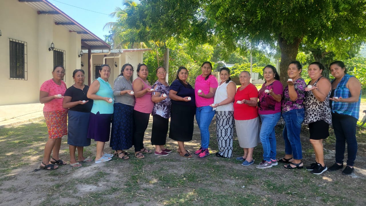 Grupo de mujeres se preparan en elaboración de Jabones Artesanales